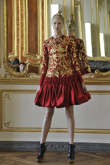 Alexander McQueen jesen/zima 2010/2011 – posljednja kolekcija (Vogue.de)