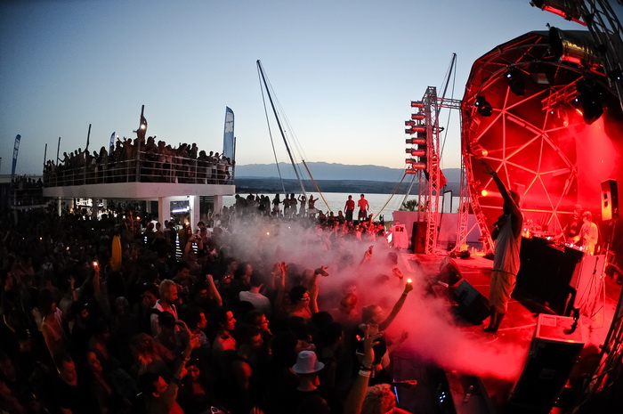 Zrce, 020712,
Nocni zivot na plazi Zrce.
Hideout Festival, do sada bio najposjeceniji dan , s oko otprilike 5000 posjetitelja samo u Aquariusu. Kao zvijezda veceri nastupio je Skrillex , a osim njega nastupali su Skream and Benga, Chase and Status, Sub Fo Zrce, 020712,
Nocni zivot na plazi Zrce.
Hideout Festival, do sada bio najposjeceniji dan , s oko otprilike 5000 posjetitelja samo u Aquariusu. Kao zvijezda veceri nastupio je Skrillex , a osim njega nastupali su Skream and Benga, Chase and Status, Sub Fo