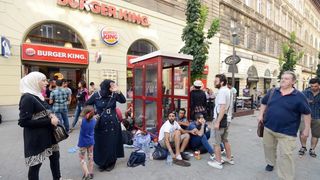Izbjeglice i imigranti na željezničkom kolodvoru Keleti ulicama Budimpešte, Photo: Marko Jurinec/PIXSELL Izbjeglice i imigranti na željezničkom kolodvoru Keleti ulicama Budimpešte, Photo: Marko Jurinec/PIXSELL