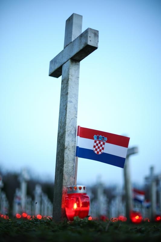U Vukovaru su upaljene svijeće za poginule hrvatske branitelje i civile na Memorijalnom groblju žrtava iz Domovinskog rata. Photo: Petar Glebov/PIXSELL U Vukovaru su upaljene svijeće za poginule hrvatske branitelje i civile na Memorijalnom groblju žrtava iz Domovinskog rata. Photo: Petar Glebov/PIXSELL