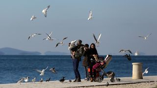 Prohladan, ali iznimno lijep i sunčan dan građani Zadra su iskoristili za šetnju prekrasnom rivom.  Photo: Filip Brala/PIXSELL