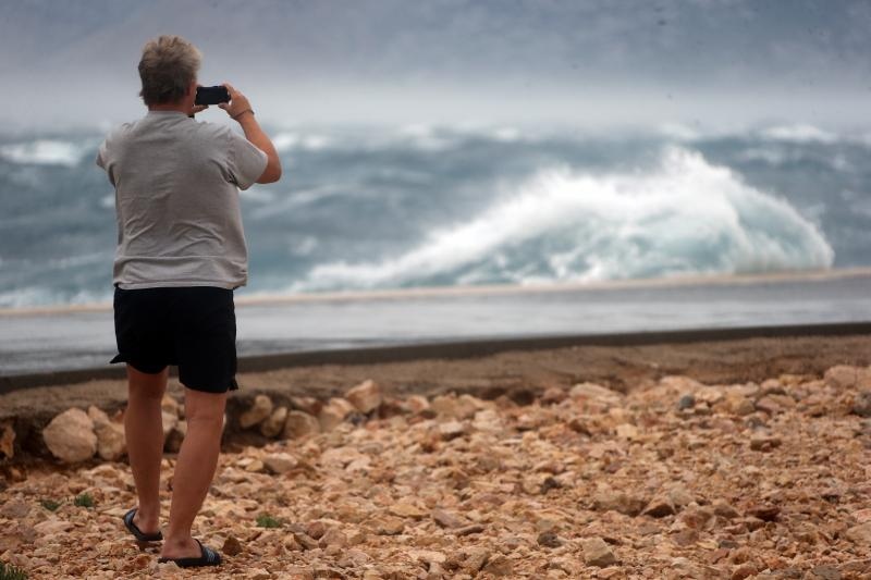 Olujna bura prekinula trajektni promet između Prizne i Žigljena. Photo: Dalibor Urukalović/PIXSELL Olujna bura prekinula trajektni promet između Prizne i Žigljena. Photo: Dalibor Urukalović/PIXSELL