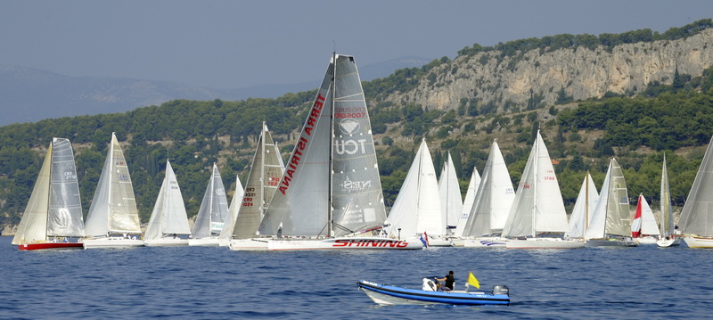 Split, 240911.
Na 80.Mrduja jubilarnoj regati izislo 242 plovila u borbu za veliki trofej. Na startu vjetar nije bio naklonjen jedrilicarima pa su mnogi satima plutali u bonaci.
Na slici: regata.
Foto: Jadran Babic / CROPIX