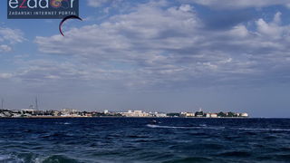 Guštanje surfera u jakom jugu Guštanje surfera u jakom jugu