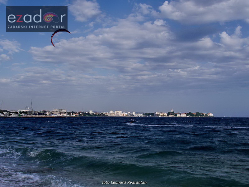 Guštanje surfera u jakom jugu Guštanje surfera u jakom jugu