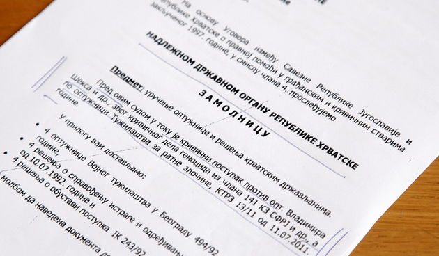 Zagreb, 210911.Potpredsjednik Sabora Vladimir Seks dao je danas izjavu o srbijanskim optuznicama za ratne zlocine iz 1991.Na slici: optuznica protiv Vladimira Seksa na cirilici.Foto: Davor Pongracic / CROPIX