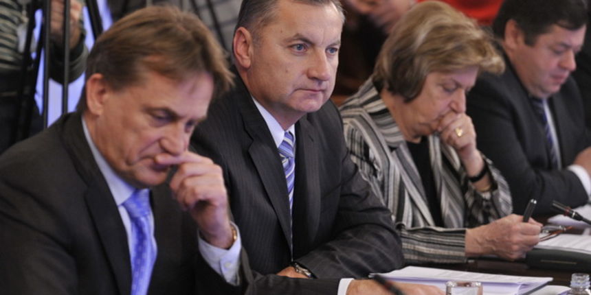 Zagreb, 101209.
Sjednica Vlade RH.
Na fotografiji: Bozidar Kalmeta, Djuro Popijac, Marina Matulovic Dropulic, Petar Cobankovic.
Foto: Vjekoslav Skledar / CROPIX Zagreb, 101209.
Sjednica Vlade RH.
Na fotografiji: Bozidar Kalmeta, Djuro Popijac, Marina Matulovic Dropulic, Petar Cobankovic.
Foto: Vjekoslav Skledar / CROPIX