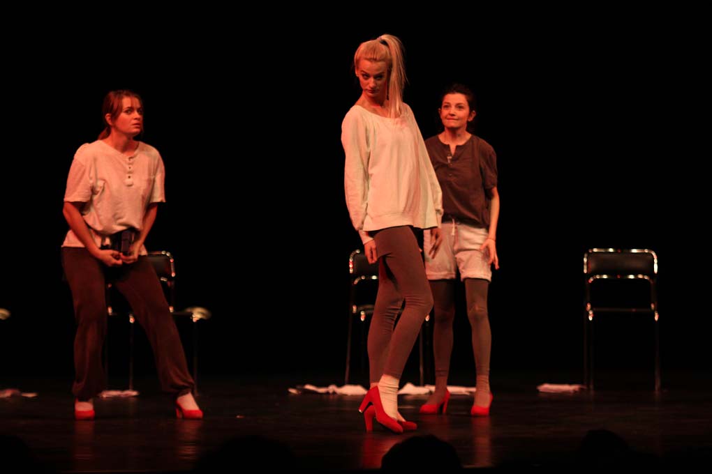 Kazalište KNAP i Umjetnička organizacija Kravice, predstava “Glumice&to”; foto Iva Perinčić Kazalište KNAP i Umjetnička organizacija Kravice, predstava “Glumice&to”; foto Iva Perinčić