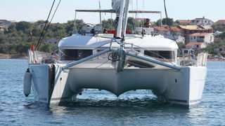 Zadar, 110810.
Katamaran marke Lagoon 620 popodne je jarbolom zapeo za dalekovod u prolazu mali Zdrelac izmedju otoka Ugljan i Pasman. Zatim se jarbolom naslonio na most koji je visine 16,5 metara. Zice dalekovoda su pukle i pale u more a brod je znatno o Zadar, 110810.
Katamaran marke Lagoon 620 popodne je jarbolom zapeo za dalekovod u prolazu mali Zdrelac izmedju otoka Ugljan i Pasman. Zatim se jarbolom naslonio na most koji je visine 16,5 metara. Zice dalekovoda su pukle i pale u more a brod je znatno o