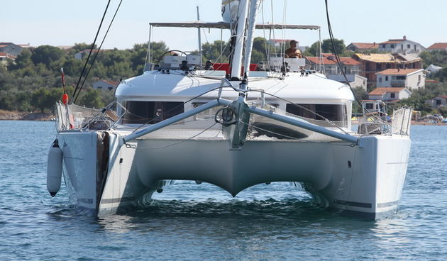 Zadar, 110810.
Katamaran marke Lagoon 620 popodne je jarbolom zapeo za dalekovod u prolazu mali Zdrelac izmedju otoka Ugljan i Pasman. Zatim se jarbolom naslonio na most koji je visine 16,5 metara. Zice dalekovoda su pukle i pale u more a brod je znatno o