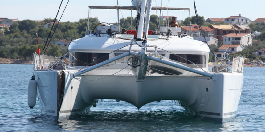 Zadar, 110810.
Katamaran marke Lagoon 620 popodne je jarbolom zapeo za dalekovod u prolazu mali Zdrelac izmedju otoka Ugljan i Pasman. Zatim se jarbolom naslonio na most koji je visine 16,5 metara. Zice dalekovoda su pukle i pale u more a brod je znatno o Zadar, 110810.
Katamaran marke Lagoon 620 popodne je jarbolom zapeo za dalekovod u prolazu mali Zdrelac izmedju otoka Ugljan i Pasman. Zatim se jarbolom naslonio na most koji je visine 16,5 metara. Zice dalekovoda su pukle i pale u more a brod je znatno o