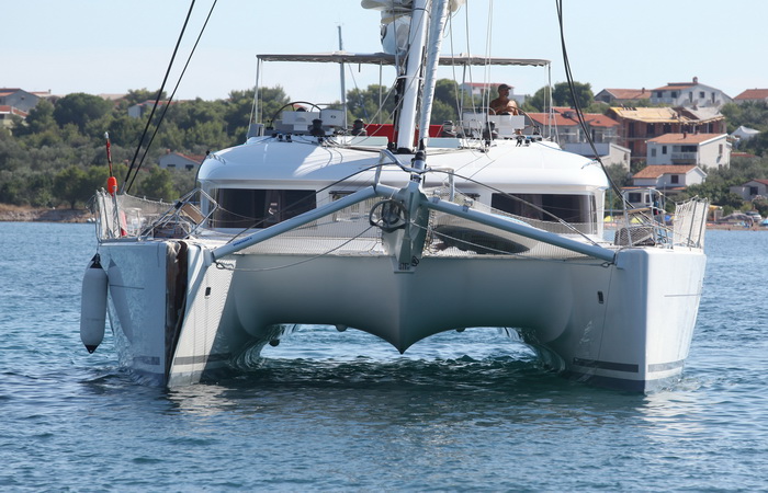 Zadar, 110810.
Katamaran marke Lagoon 620 popodne je jarbolom zapeo za dalekovod u prolazu mali Zdrelac izmedju otoka Ugljan i Pasman. Zatim se jarbolom naslonio na most koji je visine 16,5 metara. Zice dalekovoda su pukle i pale u more a brod je znatno o Zadar, 110810.
Katamaran marke Lagoon 620 popodne je jarbolom zapeo za dalekovod u prolazu mali Zdrelac izmedju otoka Ugljan i Pasman. Zatim se jarbolom naslonio na most koji je visine 16,5 metara. Zice dalekovoda su pukle i pale u more a brod je znatno o