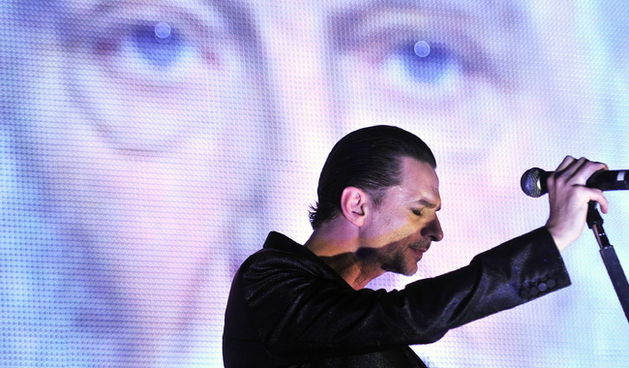 Zagreb, 140210.
Arena Zagreb, Laniste.
Koncert engleske rock skupine Depeche Mode.
Na slici: David Gahan.
Foto: Boris Kovacev / CROPIX