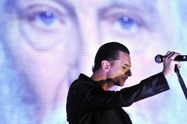 Zagreb, 140210.
Arena Zagreb, Laniste.
Koncert engleske rock skupine Depeche Mode.
Na slici: David Gahan.
Foto: Boris Kovacev / CROPIX