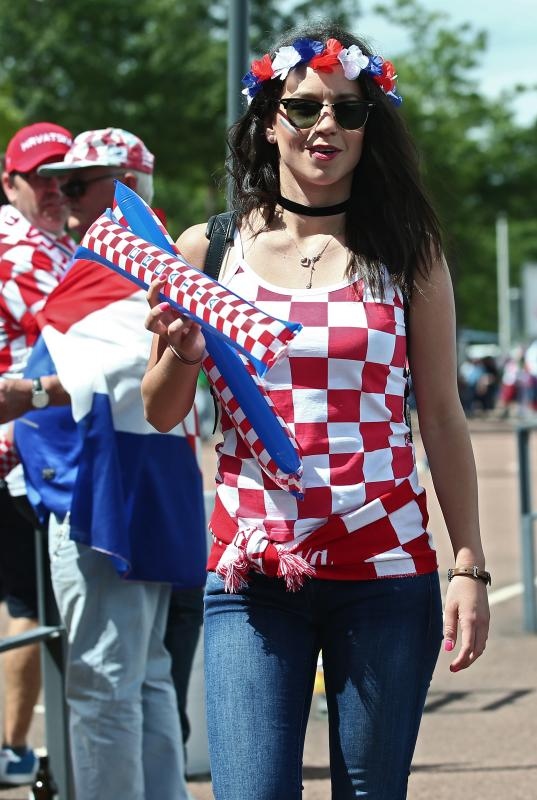 Hrvatski navijači okupirali Saint-Etienne pred utakmicu između Hrvatske i Češke. Photo: Sanjin Strukić/PIXSELL