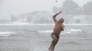 Split, 0302112.
Nakon nekoliko godina, danima najavljivan snijeg pao je i na Splitskom podrucju. Iako je bio najavljen, Splicani nisu bili spremni na bijeli pokrivac, te im je on uz snaznu buru otezavao svakodnevni zivot. Temperatura je bila oko -3.
Na f Split, 0302112.
Nakon nekoliko godina, danima najavljivan snijeg pao je i na Splitskom podrucju. Iako je bio najavljen, Splicani nisu bili spremni na bijeli pokrivac, te im je on uz snaznu buru otezavao svakodnevni zivot. Temperatura je bila oko -3.
Na f