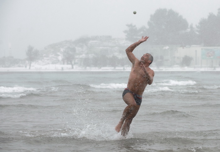 Split, 0302112.
Nakon nekoliko godina, danima najavljivan snijeg pao je i na Splitskom podrucju. Iako je bio najavljen, Splicani nisu bili spremni na bijeli pokrivac, te im je on uz snaznu buru otezavao svakodnevni zivot. Temperatura je bila oko -3.
Na f Split, 0302112.
Nakon nekoliko godina, danima najavljivan snijeg pao je i na Splitskom podrucju. Iako je bio najavljen, Splicani nisu bili spremni na bijeli pokrivac, te im je on uz snaznu buru otezavao svakodnevni zivot. Temperatura je bila oko -3.
Na f