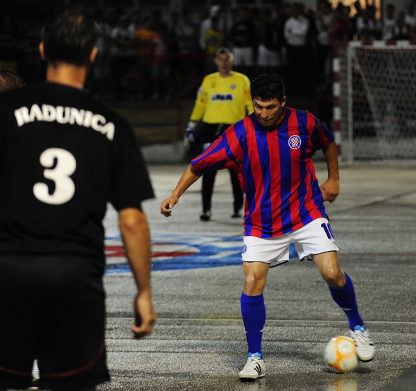 Split, 300611. 17. izdanje malonogometnog turnira Tocida kup odrzava se na betonskom igralistu u Vukovarskoj ulici.Veceras najvise interesa izaziva utakmica izmedju momcadi Hajduk.hr i ekipe Radunica bez zvijezda.Za Hajduk.hr se ocekuje da igraju predsje Split, 300611. 17. izdanje malonogometnog turnira Tocida kup odrzava se na betonskom igralistu u Vukovarskoj ulici.Veceras najvise interesa izaziva utakmica izmedju momcadi Hajduk.hr i ekipe Radunica bez zvijezda.Za Hajduk.hr se ocekuje da igraju predsje