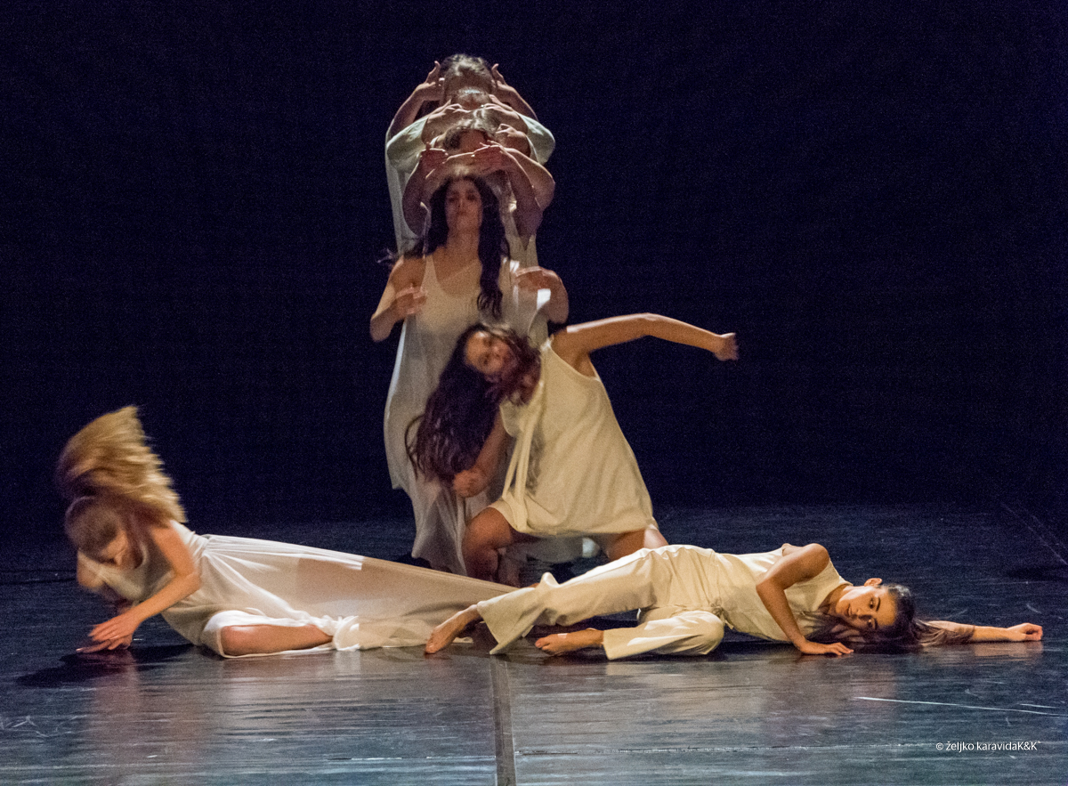 Božićna čestitka plesnog odjela Glazbene škole Blagoje Bersa