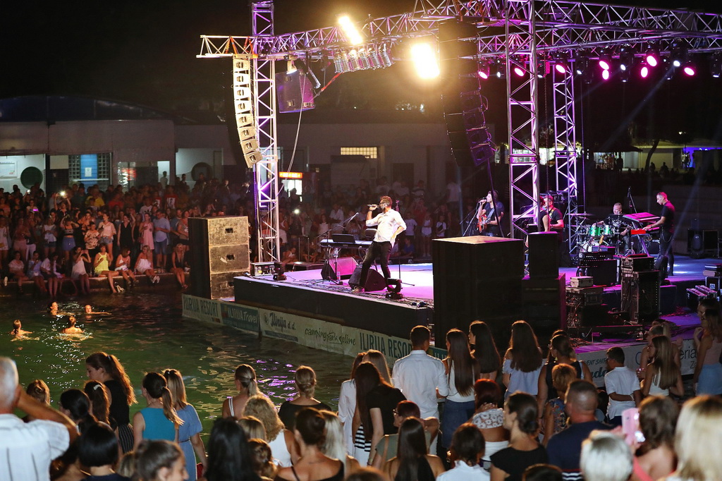 Fenomenalni Petar Grašo raspjevao i rasplesao Biograd Fenomenalni Petar Grašo raspjevao i rasplesao Biograd