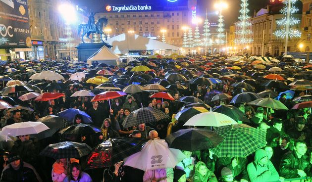 Trg bana Josipa Jelacica. Docek Nove 2010 godine i ispracaj Stare na glavnom gradskom trgu. Trg je bio pun unatoc kisi. Foto: Boris Kovacev / CROPIX