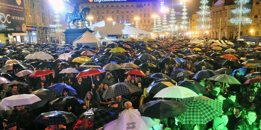 Trg bana Josipa Jelacica. Docek Nove 2010 godine i ispracaj Stare na glavnom gradskom trgu. Trg je bio pun unatoc kisi. Foto: Boris Kovacev / CROPIX Trg bana Josipa Jelacica. Docek Nove 2010 godine i ispracaj Stare na glavnom gradskom trgu. Trg je bio pun unatoc kisi. Foto: Boris Kovacev / CROPIX