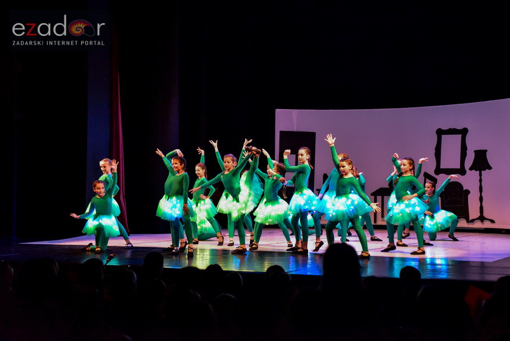 Predstava “Odgojoj” Plesne udruge Gesta u HNK Zadar