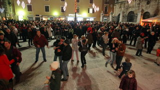 Zadar, 010111.
Mnogi su Zadrani Novu godinu docekali na gradskom trgovima uz nastupe lokalnih grupa.Kako varometa u sluzbenoj organizaciji nije bilo gradjani su se sami pobrinuli za novogodisnji ugodjaj.
Na slici : veselje na gradskim ulicama
Foto : Vladi