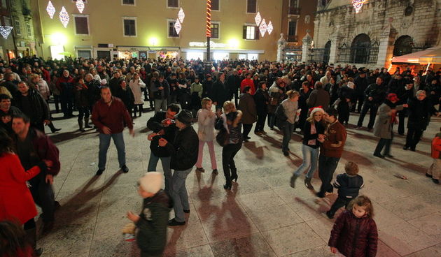Zadar, 010111.
Mnogi su Zadrani Novu godinu docekali na gradskom trgovima uz nastupe lokalnih grupa.Kako varometa u sluzbenoj organizaciji nije bilo gradjani su se sami pobrinuli za novogodisnji ugodjaj.
Na slici : veselje na gradskim ulicama
Foto : Vladi