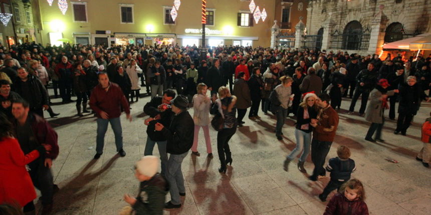 Zadar, 010111.
Mnogi su Zadrani Novu godinu docekali na gradskom trgovima uz nastupe lokalnih grupa.Kako varometa u sluzbenoj organizaciji nije bilo gradjani su se sami pobrinuli za novogodisnji ugodjaj.
Na slici : veselje na gradskim ulicama
Foto : Vladi Zadar, 010111.
Mnogi su Zadrani Novu godinu docekali na gradskom trgovima uz nastupe lokalnih grupa.Kako varometa u sluzbenoj organizaciji nije bilo gradjani su se sami pobrinuli za novogodisnji ugodjaj.
Na slici : veselje na gradskim ulicama
Foto : Vladi