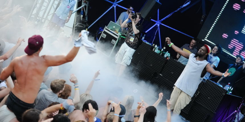 Zrce, 020712,
Nocni zivot na plazi Zrce.
Hideout Festival, do sada bio najposjeceniji dan , s oko otprilike 5000 posjetitelja samo u Aquariusu. Kao zvijezda veceri nastupio je Skrillex , a osim njega nastupali su Skream and Benga, Chase and Status, Sub Fo Zrce, 020712,
Nocni zivot na plazi Zrce.
Hideout Festival, do sada bio najposjeceniji dan , s oko otprilike 5000 posjetitelja samo u Aquariusu. Kao zvijezda veceri nastupio je Skrillex , a osim njega nastupali su Skream and Benga, Chase and Status, Sub Fo