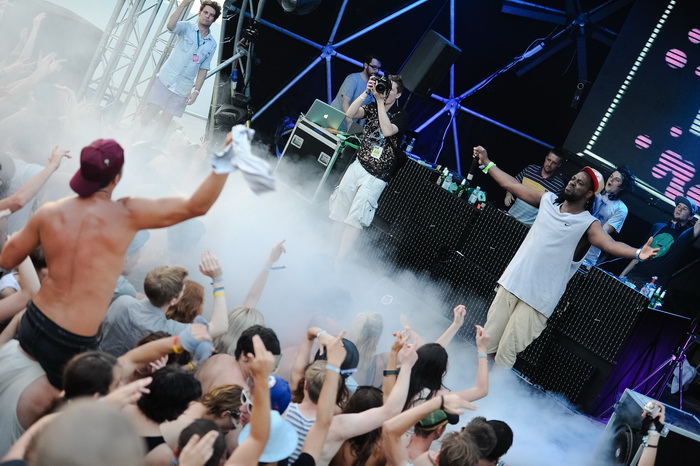 Zrce, 020712,
Nocni zivot na plazi Zrce.
Hideout Festival, do sada bio najposjeceniji dan , s oko otprilike 5000 posjetitelja samo u Aquariusu. Kao zvijezda veceri nastupio je Skrillex , a osim njega nastupali su Skream and Benga, Chase and Status, Sub Fo Zrce, 020712,
Nocni zivot na plazi Zrce.
Hideout Festival, do sada bio najposjeceniji dan , s oko otprilike 5000 posjetitelja samo u Aquariusu. Kao zvijezda veceri nastupio je Skrillex , a osim njega nastupali su Skream and Benga, Chase and Status, Sub Fo