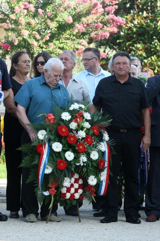 Zadar – Povodom obiljezavanja Dana pobjede i domovinske zahvalnosti i Dana hrvatskih branitelja kod sredisnjeg kriza na Gradskom groblju polozeni su vijenci i zapaljene svijece u sjecanje na sve poginule u Domovinskom ratu. Photo: Dino Stanin/PIXSELL