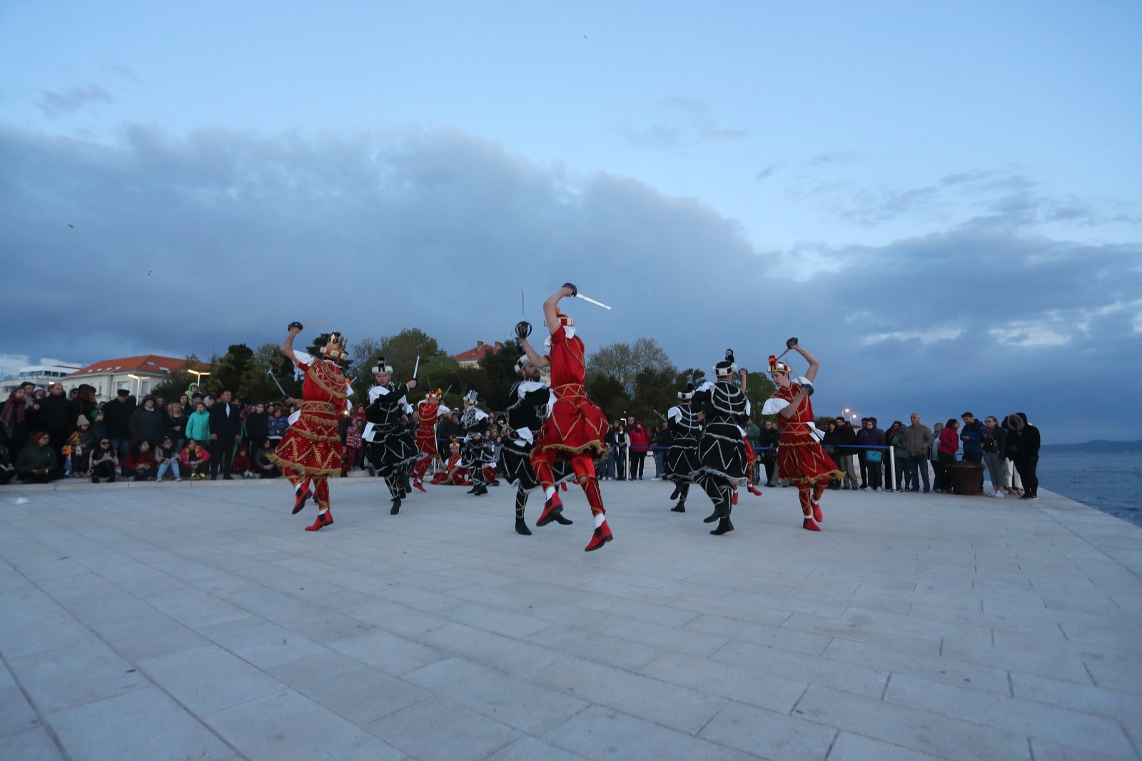 HGD Sv. Cecilija izvelo korčulanski viteški ples “Moreška” na Pozdravu suncu