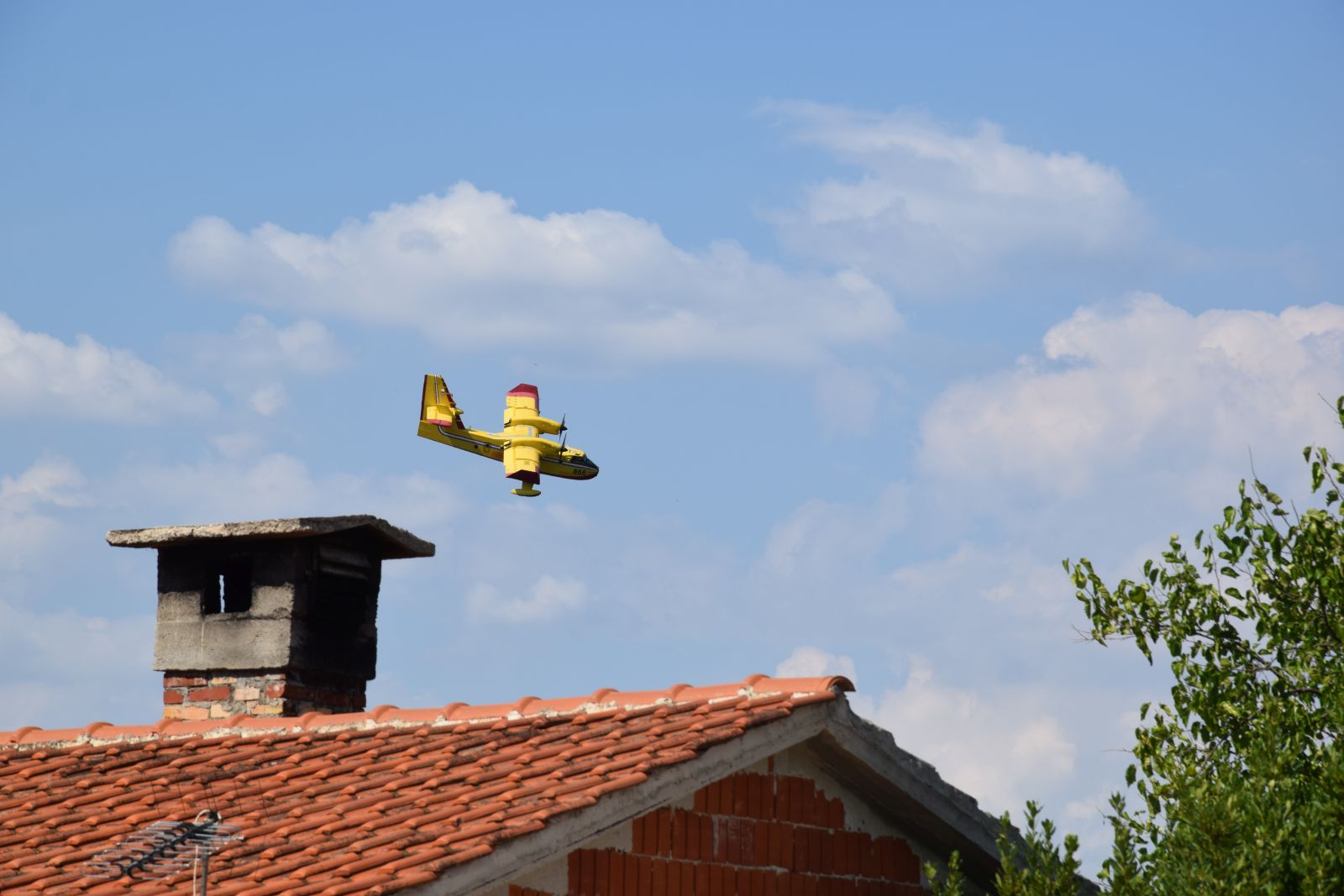 Zračne i kopnene snage gase požar kod Kožina Zračne i kopnene snage gase požar kod Kožina