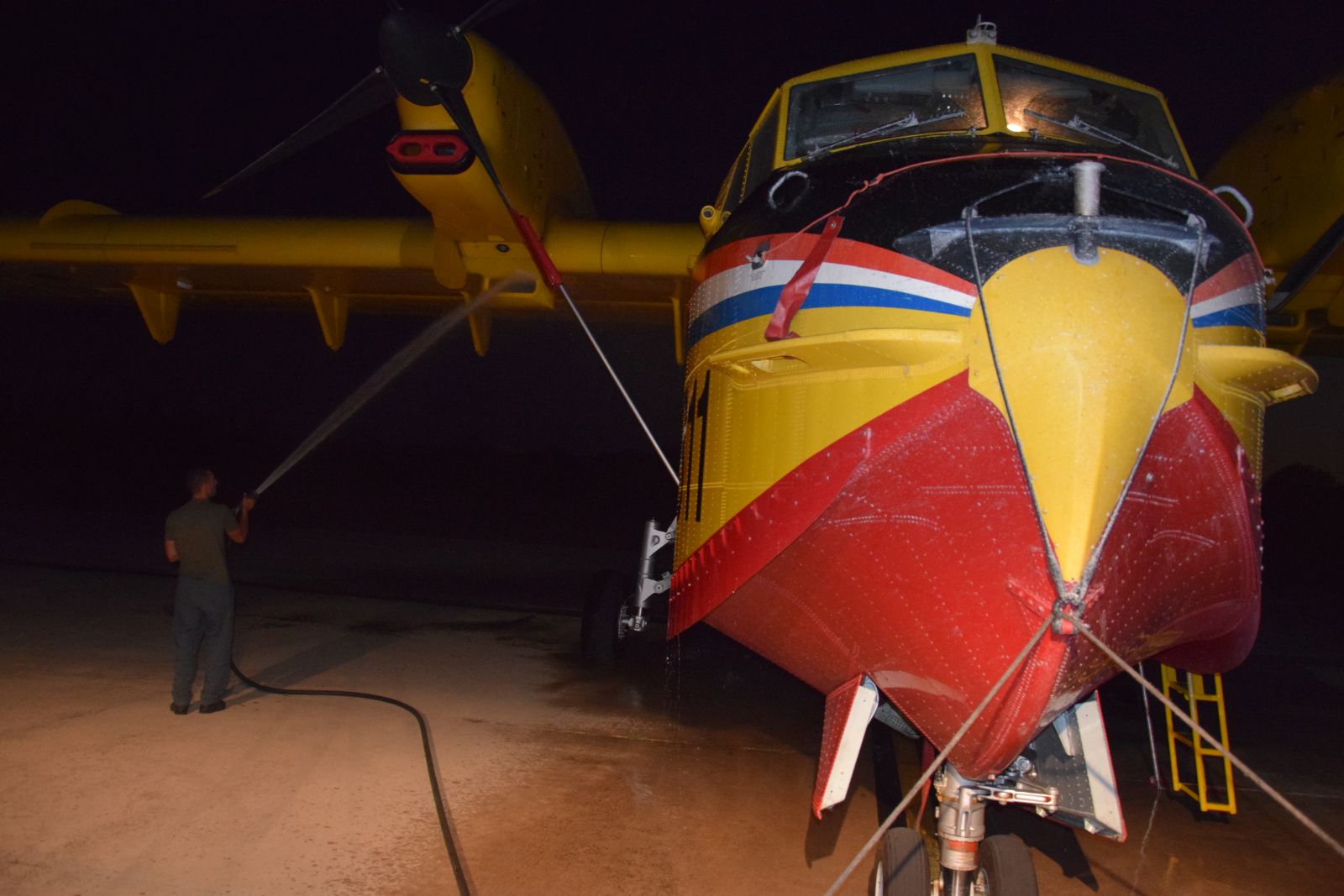 Tehničari cijelu noć pripremali avione za gašenje požara Tehničari cijelu noć pripremali avione za gašenje požara