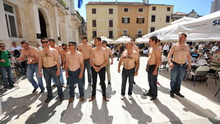 Zadar, 090513.
Jutros su clanovi izborne liste Konji na Narodnom trgu prikazali kako ce zapocinjati njihovi radni dani kada budu u gradskom vijecu. Kako izjavljuju, svaki dan ce poceti postavljanjem u vrstu i slusanjem himne, nakon cega slijedi jutarnja t Zadar, 090513.
Jutros su clanovi izborne liste Konji na Narodnom trgu prikazali kako ce zapocinjati njihovi radni dani kada budu u gradskom vijecu. Kako izjavljuju, svaki dan ce poceti postavljanjem u vrstu i slusanjem himne, nakon cega slijedi jutarnja t
