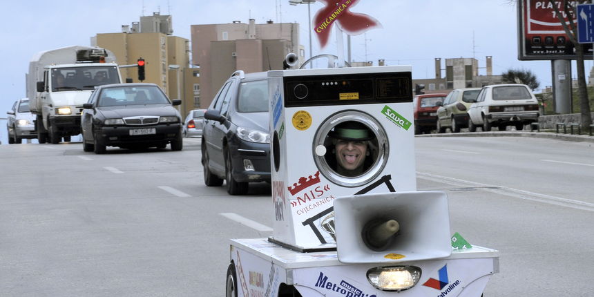 Neobično vozilo (foto: P.Paunović CROPIX)