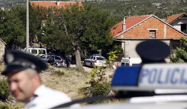 Bilisane Donje, 230611.
Policija je jutros sa 10-tak vozila dosla u cesljanje terena u zaseoku Paravinja u kojem se nalazi kuca vozaca kamiona koji se sumnjici da je povezao maloljetnu Antoniju Bilic kojoj se gubi svaki trag.
Foto: Jure Miskovic / CROPIX