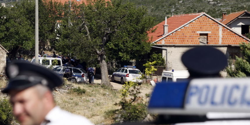 Bilisane Donje, 230611.
Policija je jutros sa 10-tak vozila dosla u cesljanje terena u zaseoku Paravinja u kojem se nalazi kuca vozaca kamiona koji se sumnjici da je povezao maloljetnu Antoniju Bilic kojoj se gubi svaki trag.
Foto: Jure Miskovic / CROPIX Bilisane Donje, 230611.
Policija je jutros sa 10-tak vozila dosla u cesljanje terena u zaseoku Paravinja u kojem se nalazi kuca vozaca kamiona koji se sumnjici da je povezao maloljetnu Antoniju Bilic kojoj se gubi svaki trag.
Foto: Jure Miskovic / CROPIX