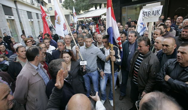 Split, 131112Prosvjed radnika Konstruktora zbog neisplaze placa zapoceo je jutros u 8:15 na Rivi a nastavio se gradskim ulicama do sjedista tvrtke.Foto: Jakov Prkic / Cropix