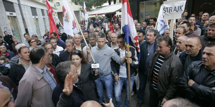 Split, 131112Prosvjed radnika Konstruktora zbog neisplaze placa zapoceo je jutros u 8:15 na Rivi a nastavio se gradskim ulicama do sjedista tvrtke.Foto: Jakov Prkic / Cropix Split, 131112Prosvjed radnika Konstruktora zbog neisplaze placa zapoceo je jutros u 8:15 na Rivi a nastavio se gradskim ulicama do sjedista tvrtke.Foto: Jakov Prkic / Cropix