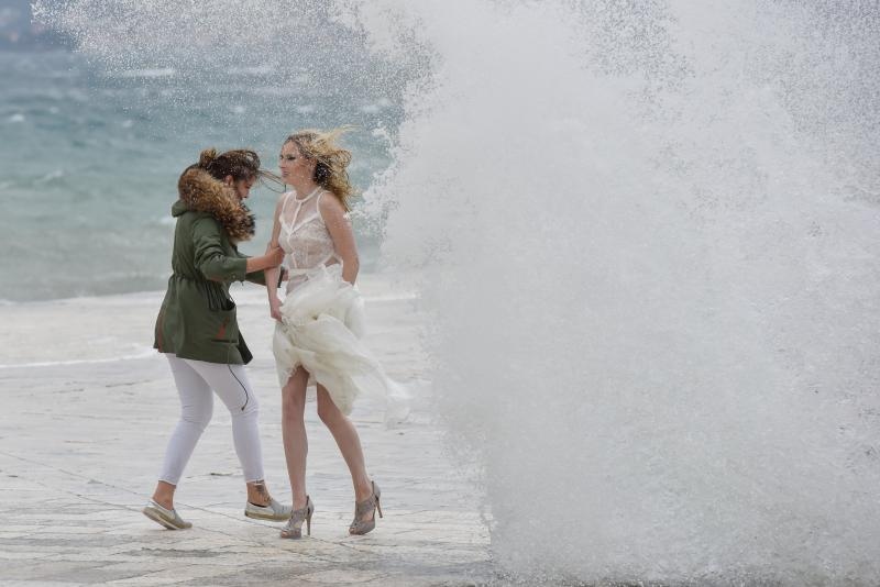 Tijekom snimanja reklamne kampanje valovi doslovno “okupali” manekenku na zadarskoj rivi