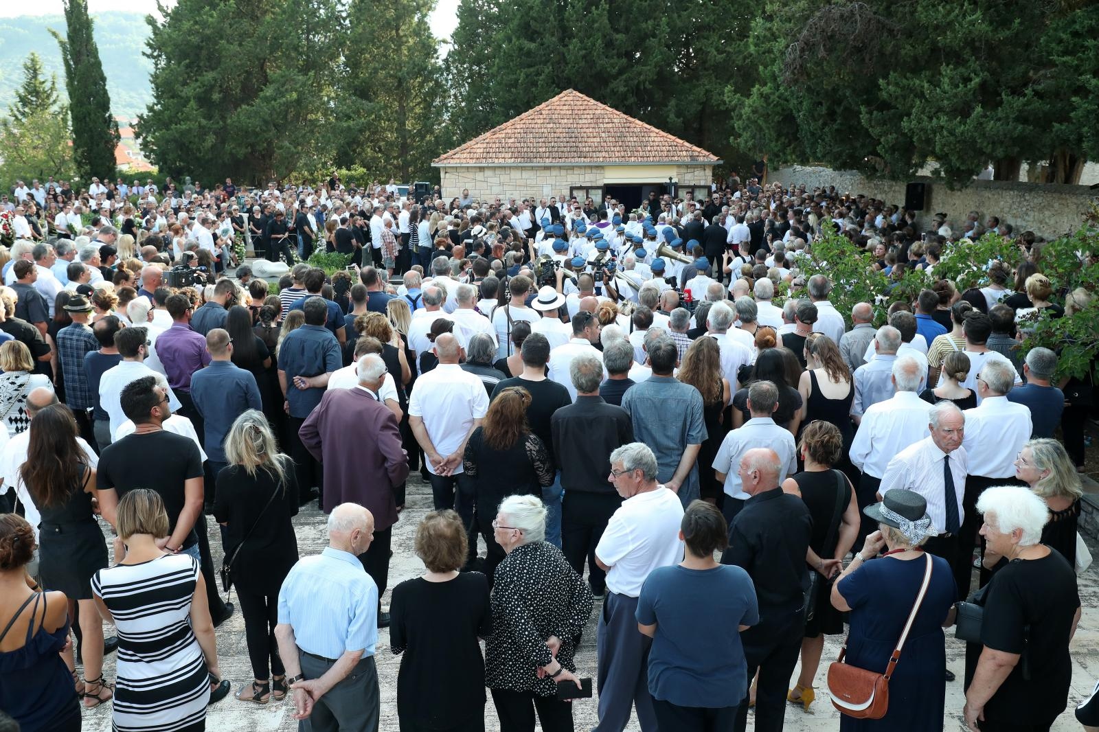 Posljednji ispraćaj Olivera Dragojevića na groblju Sveti Roko u Veloj Luci Posljednji ispraćaj Olivera Dragojevića na groblju Sveti Roko u Veloj Luci