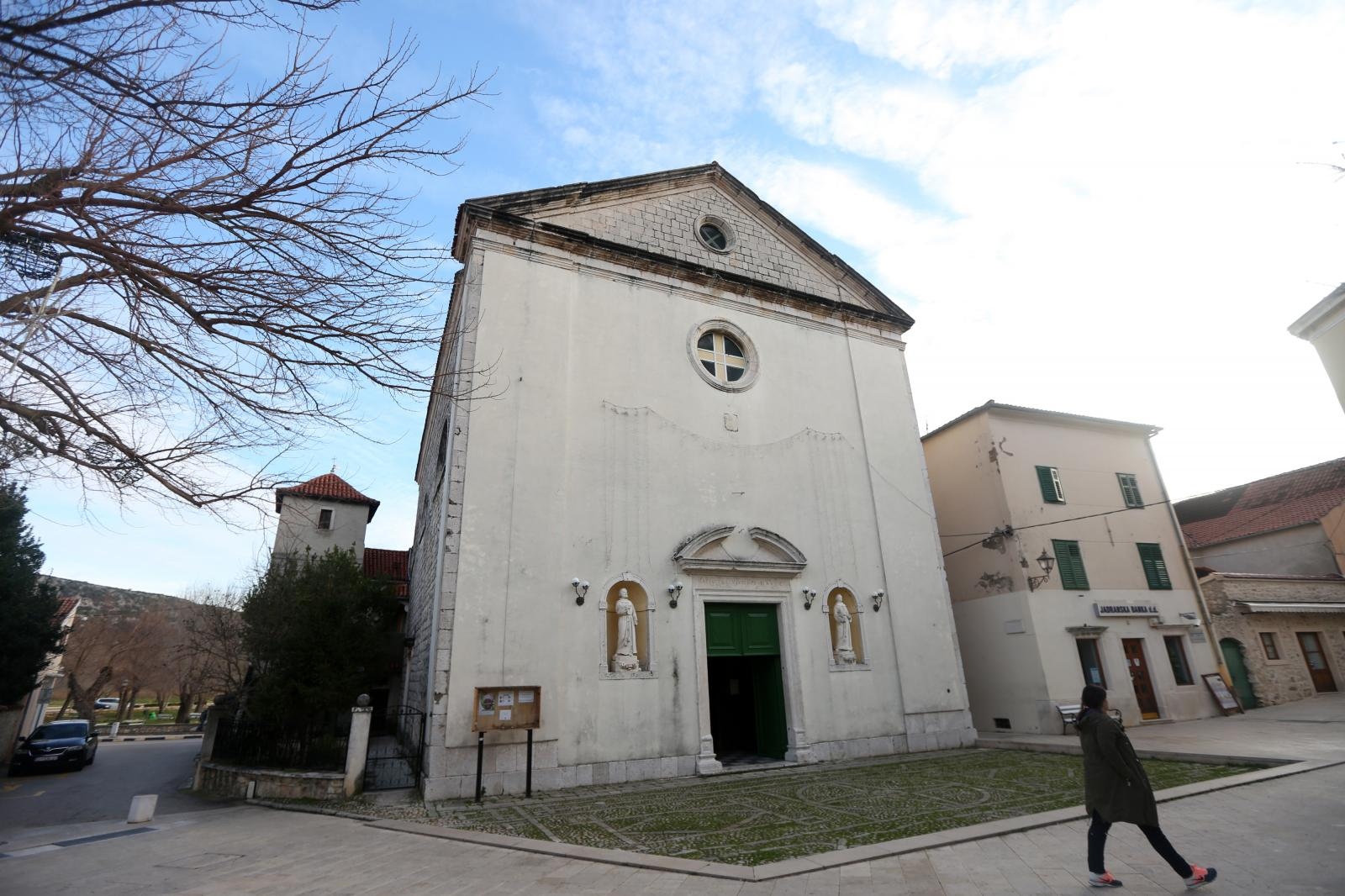 Skradin romantičan mediteranski grad na desnoj obali rijeke Krke Skradin romantičan mediteranski grad na desnoj obali rijeke Krke