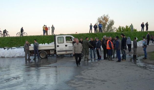 Slavonski Brod – Evakuacija stanovnistva u naselju Josip Rimac koje je na najnizoj koti. Razina vode i krovova kuca je ista. Rijeku Savu drzi nasip koji je danas poceo propustati vodu. Poplava, poplave. Photo: Ivica Galovic/PIXSELL