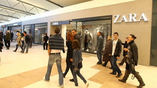 Zadar, 111110.
U zadru je  otvoren shoping centar Supernova, cije je otvaranje bilo najavljeno je za 09, pa za 14 sati, a otvoren  je malo prije 16 sati zbog tehnickog pregleda zgrade.
Na fotografiji: prvi kupcu u supernovi.
Foto: Vladimir Ivanov / CROPIX
