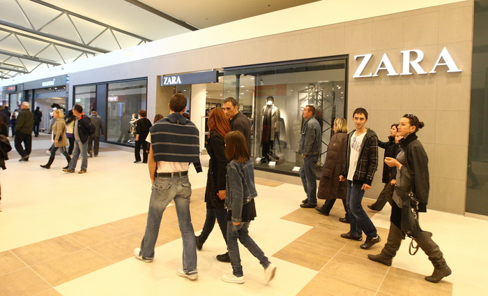 Zadar, 111110.
U zadru je  otvoren shoping centar Supernova, cije je otvaranje bilo najavljeno je za 09, pa za 14 sati, a otvoren  je malo prije 16 sati zbog tehnickog pregleda zgrade.
Na fotografiji: prvi kupcu u supernovi.
Foto: Vladimir Ivanov / CROPIX
