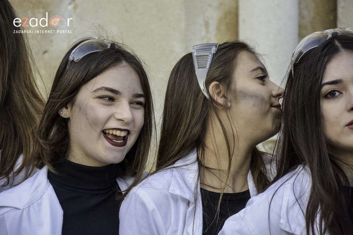 Paški zimski karneval 2018: Karnevalska povorka prošla ulicama grada do Pijace