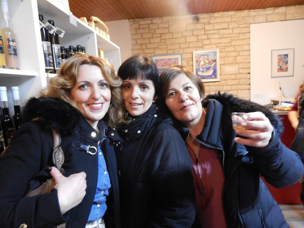 Slikarica Matea Bugarija u Bibinjama predstavila izložbu “Enigma” Slikarica Matea Bugarija u Bibinjama predstavila izložbu “Enigma”